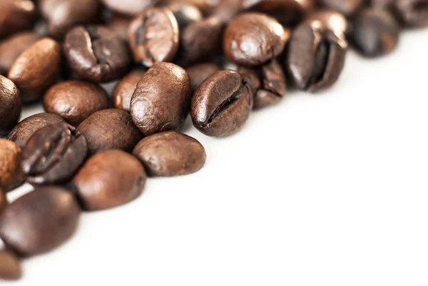 Kaffeebohnen isoliert auf weißem Hintergrund. Stockbild