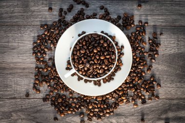 Kahve çekirdekli kahve fincanı.