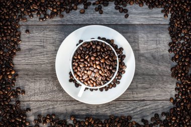 Kahve çekirdekli kahve fincanı.