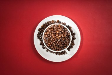 Kahve çekirdekli kahve fincanı.