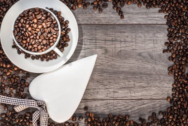 Kahve çekirdekli kahve fincanı.