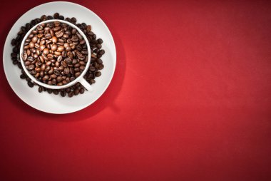 Kahve çekirdekli kahve fincanı.