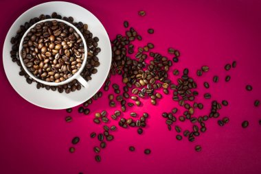 Kahve çekirdekli kahve fincanı.