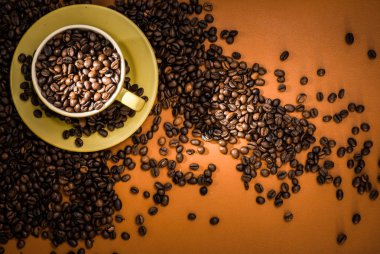 Kahve çekirdekli kahve fincanı.