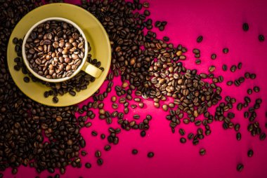 Kahve çekirdekli kahve fincanı.