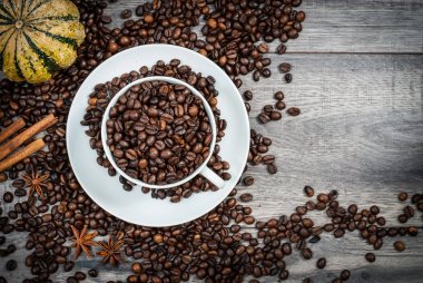 Kahve çekirdekli kahve fincanı.