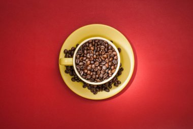 Kahve çekirdekli kahve fincanı.