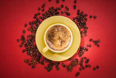 Kahve çekirdekli kahve fincanı.