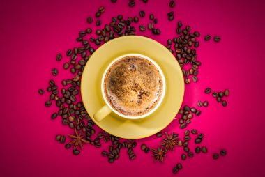 Kahve çekirdekli kahve fincanı.