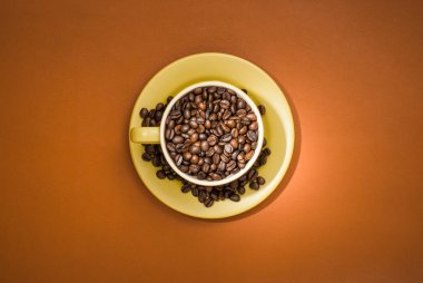 Kahve çekirdekli kahve fincanı.