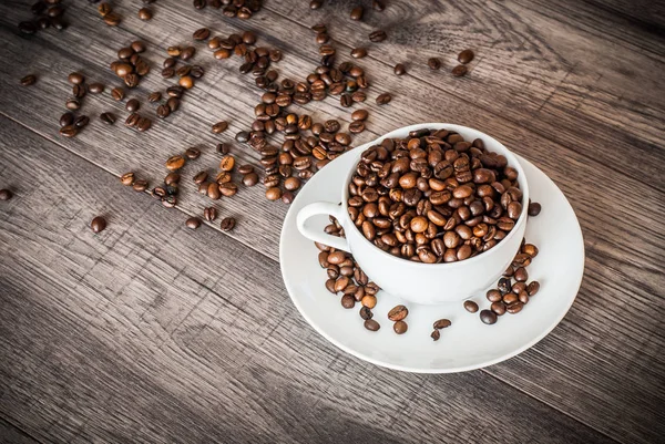 Kahve çekirdekli kahve fincanı.