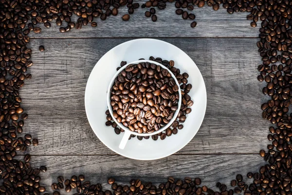 Kahve çekirdekli kahve fincanı.