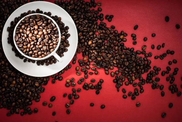 Kahve çekirdekli kahve fincanı.