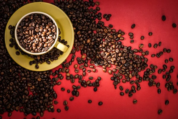 Kahve çekirdekli kahve fincanı.