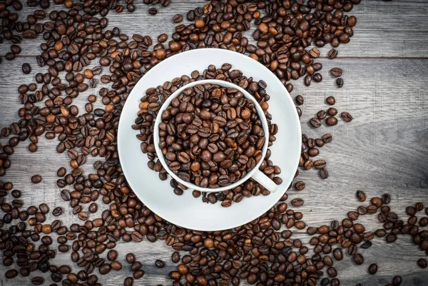 Kahve çekirdekli kahve fincanı.