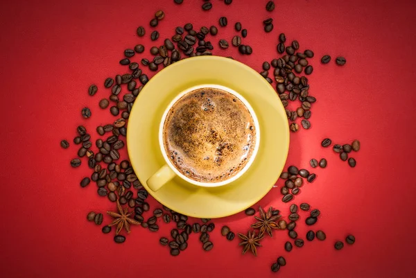 Kahve çekirdekli kahve fincanı.