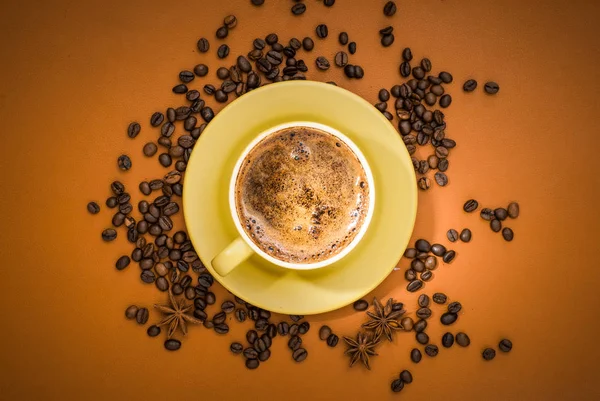 Kahve çekirdekli kahve fincanı.