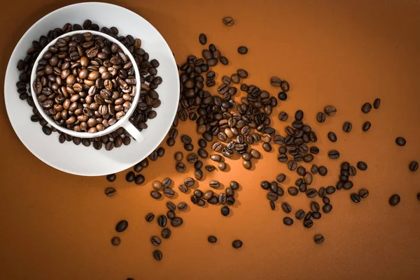 Xícara de café com grãos de café. Fotografia De Stock