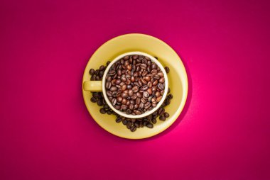 Kahve çekirdekli kahve fincanı.