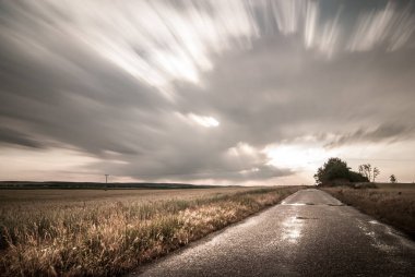 Yaz alan bir fırtına ile