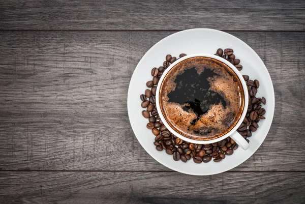 コーヒー豆とコーヒーカップ. — ストック写真