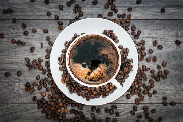 コーヒー豆とコーヒーカップ. — ストック写真