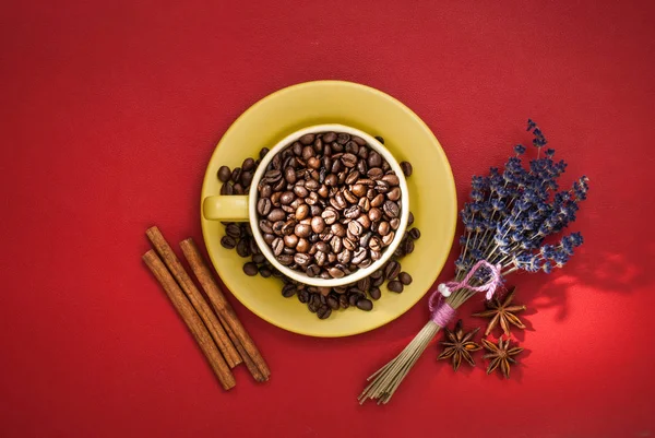 コーヒー豆とコーヒーカップ. — ストック写真