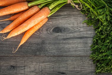 Ahşap arka plan masada kırmızı havuç.