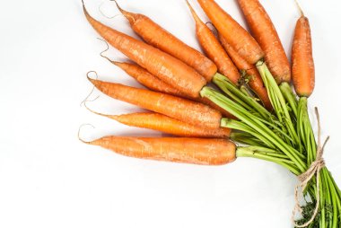 Beyaz zemin üzerine kırmızı havuç.