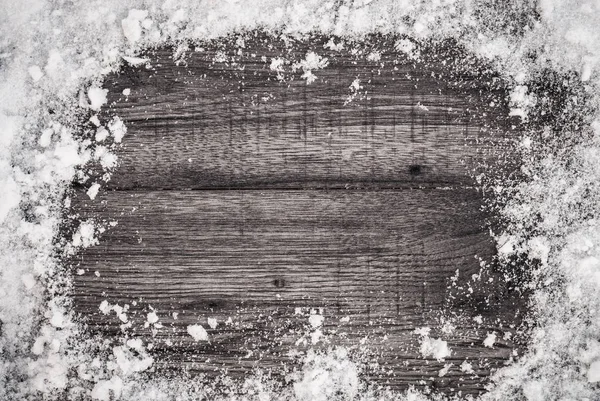 Tarjeta de fondo de nieve sobre mesa de madera . — Foto de Stock