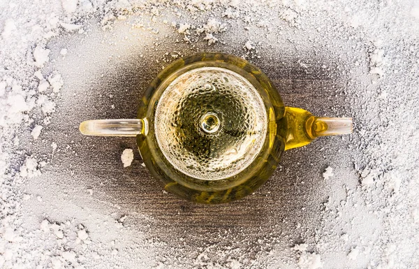 Thee met sneeuw op houten achtergrondtabel. — Stockfoto
