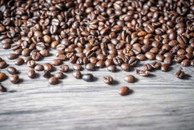 Ahşap masa arka plan üzerinde kahve çekirdekleri kavramı.
