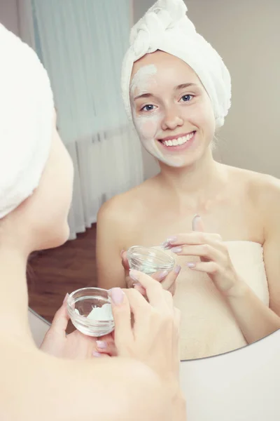 Chica pone la mascarilla —  Fotos de Stock