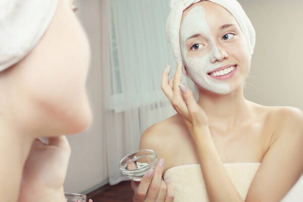  Девушка надевает маску
