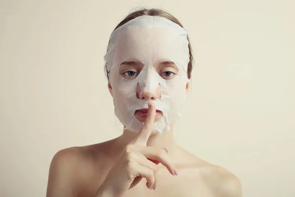 Gadis dengan masker untuk wajah — Stok Foto