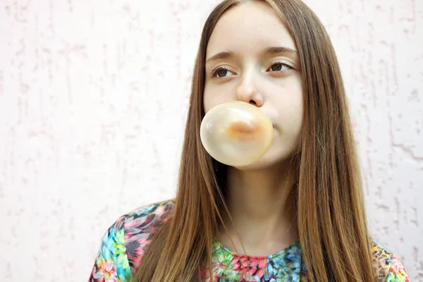 Girl chewing gum — Stock Photo, Image