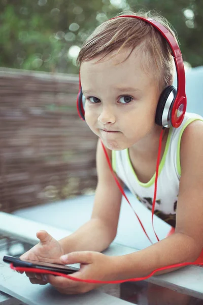 Çocuk müzik dinliyor