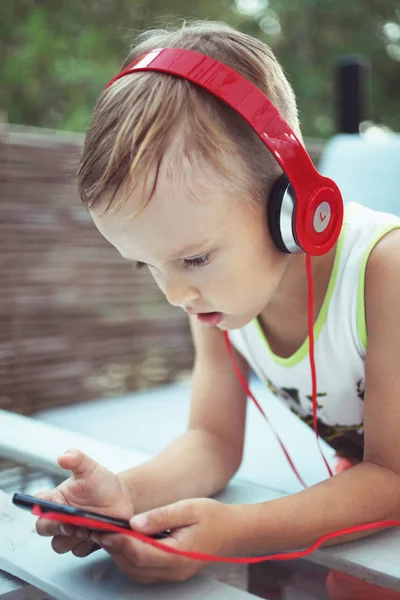 Çocuk müzik dinliyor