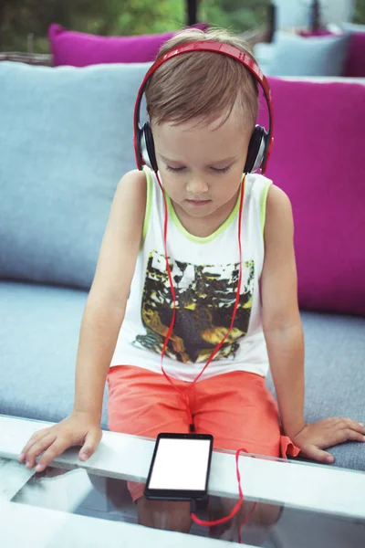 Çocuk müzik dinliyor