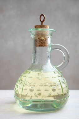 Fıstık ezmesi ahşap bir masa üzerinde 