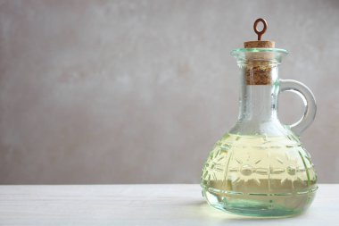 Fıstık ezmesi ahşap bir masa üzerinde 