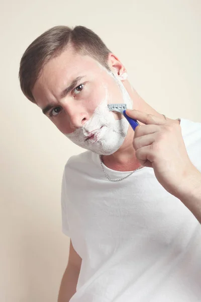 Серьезный человек бреется — стоковое фото