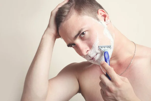 Серьезный человек бреется — стоковое фото