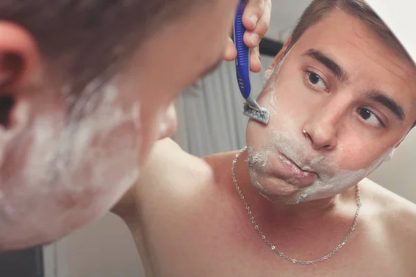 Man shaves his beard — Stock Photo, Image