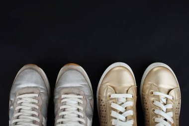 Altın ve gümüş spor ayakkabı 