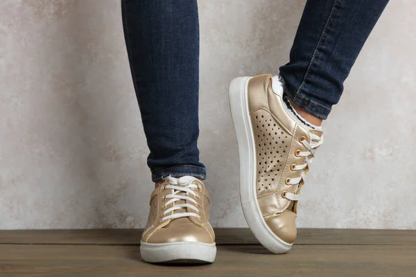 Altın spor ayakkabı kadın bacaklar