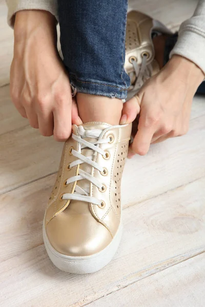 Kız bacak, altın spor ayakkabı