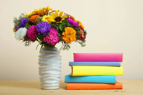 Güzel çiçekler ve kitapların bir yığınına oluşan — Stok fotoğraf