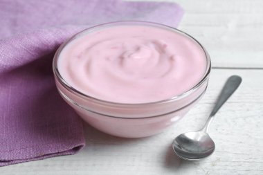 Yoğurt, peçete ve kaşık 