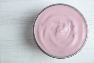 Bir kase içinde pembe yoğurt